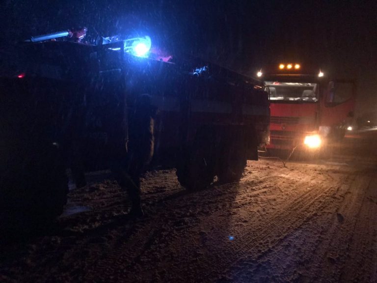 Рятувальники допомогли витягнути вантажівку з кисневими балонами (ФОТО)