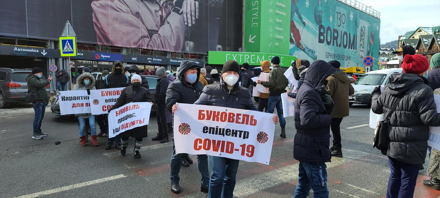 Михайло Ноняк з активістами попереджувально перекрили дорогу в Буковелі: вимагають закрити на карантин (ФОТО,ВІДЕО)