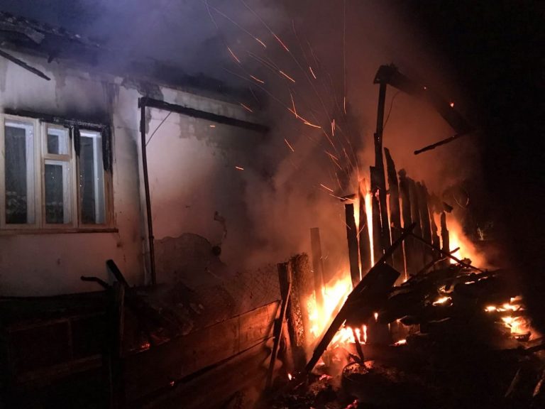 Удосвіта на Косівщині горів дерев’яний будинок (ФОТОФАКТ)
