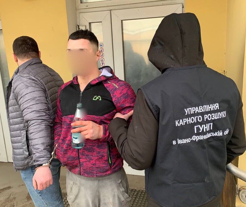 Подробиці ДТП у Рогатині: прикарпатські поліціянти затримали серійника, який обкрадав елітні автомобілі (ФОТО, ВІДЕО)