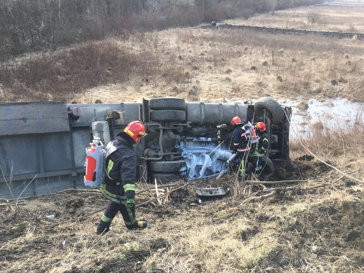 На Коломийщині фура вилетіла з дороги і перевернулася (ФОТОФАКТ)