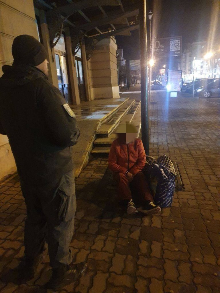 Біля залізничного вокзалу жінці стало зле – допомогли муніципальні інспектори (ФОТО)