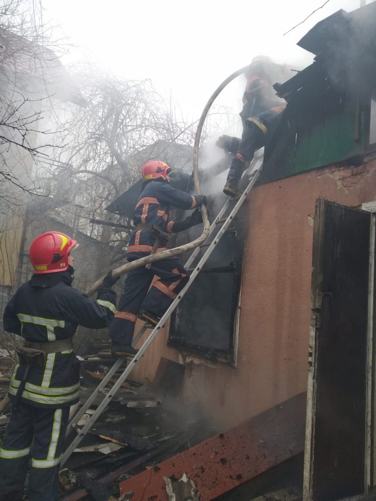 З пожежі будинку на Береговій винесли травмованого чоловіка – він помер у “швидкій” (ВІДЕО)