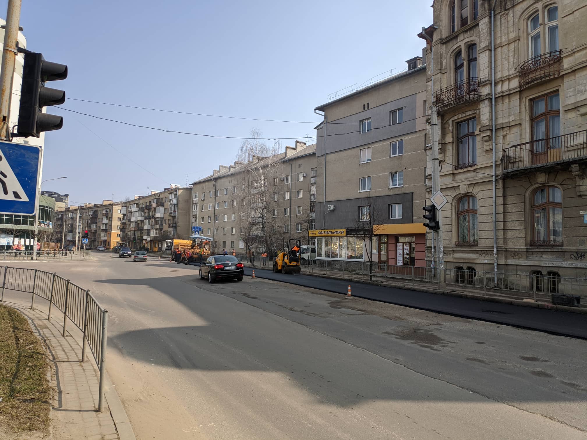На перетині вулиць Мазепи та Гурика дорожники стелять асфальт (ФОТО)