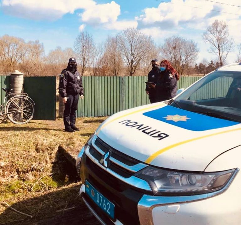 Замотала в ковдру і залишила на сходах: на Прикарпатті жінка підкинула дитину – вона померла у швидкій
