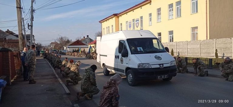 Військові “десятки” попрощалися з Сергієм Барничем. Тіло везуть до Калуша (ФОТОФАКТ)