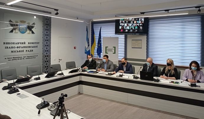 Посадовців ОТГ Прикарпаття навчали практики земельних відносин (ФОТО)