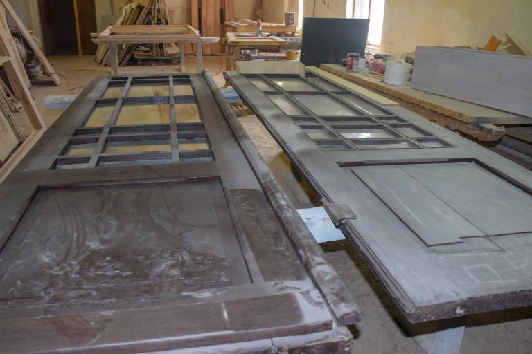Фахівці розповіли й показали, як реставрують старовинні двері франківської пам’ятки (ФОТО)