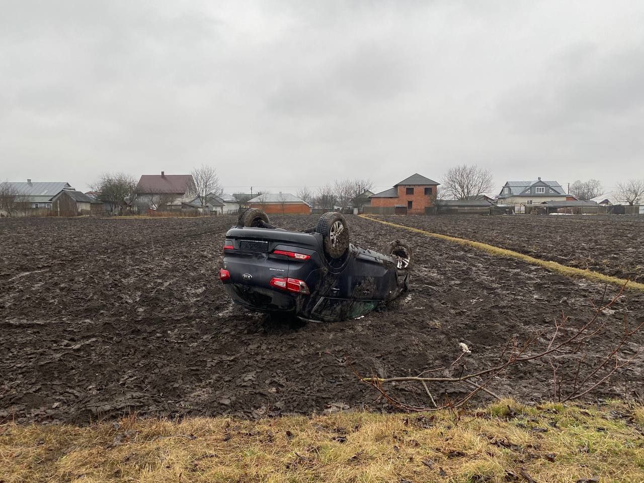 На Снятинщині автомобіль “KIA” опинився на даху посеред городу (ФОТОФАКТ)