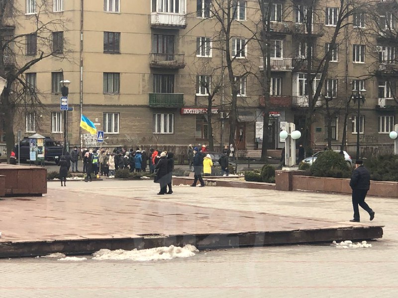 Вимагають дозволити роботу ринків: франківські підприємці вийшли під стіни мерії та перекрили вулицю Грушевського (ВІДЕО)