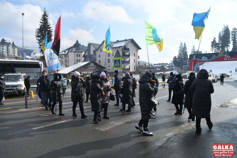 Прикарпатські підприємці перекрили дорогу на “Буковель” – вимагають закрити курорт (ФОТО, ВІДЕО)