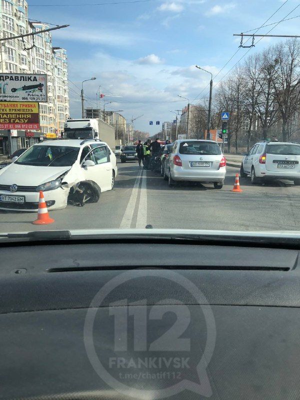Через масштабну ДТП у Пасічній виникли суттєві затори (ФОТОФАКТ)