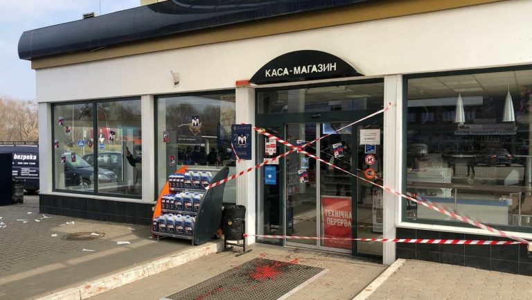У Франківську “Нацкорпус” облив фарбою та заблокував заправку Glusco