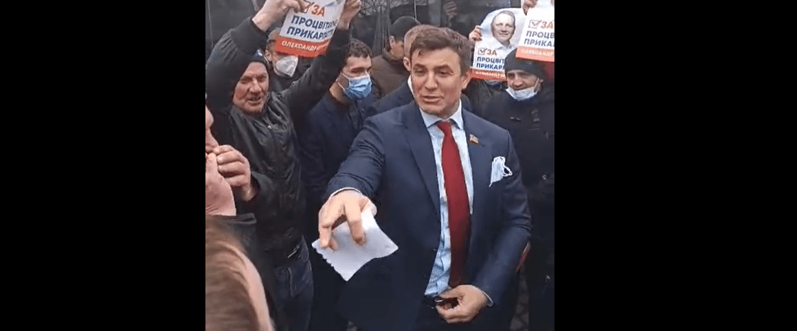 Тищенко з десантом “Слуг Народу” влаштував допит членам ОВК у Надвірній (ВІДЕО)