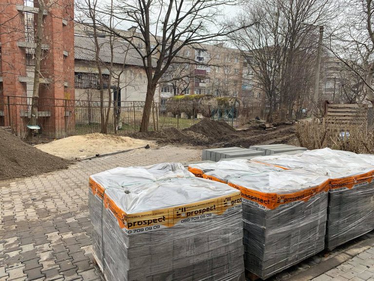 Капремонт двору триває на вулиці Хмельницького (ФОТО)