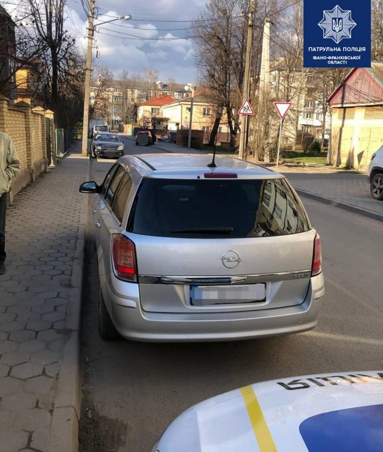 На вихідних у Франківську поліцейські виявили двох водіїв з підробленими документами (ФОТО)