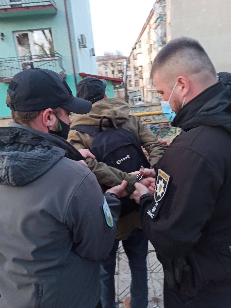 Муніципали з поліцією вгамовували молодь, яка розпивала алкоголь у Меморіальному сквері: одного затримали (ФОТО)