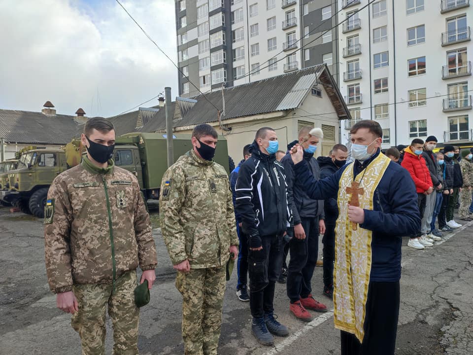 Перші 53 юнаків з Прикарпаття вирушили до війська в ході весняного призову (ФОТО)