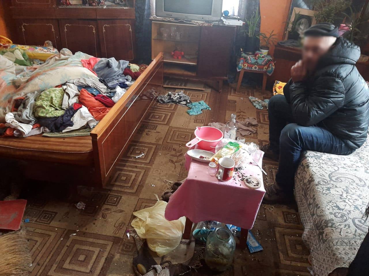 Не їли і жили в бруді: у селі під Франківськом у батьків-пияків вилучили двох діток-дошкільнят (ФОТО)