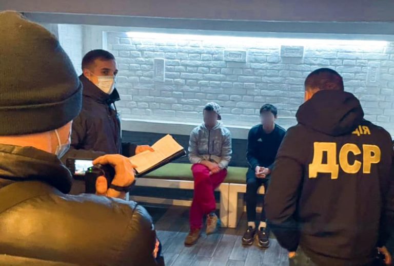 На Прикарпатті спіймали військового, який за гроші обіцяв “відмазати” від армії (ФОТО)