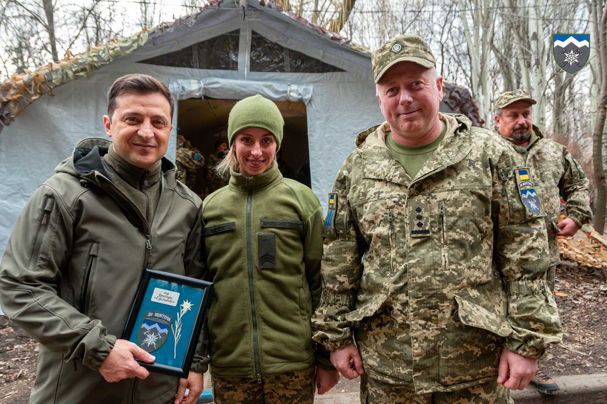 Ордени, медалі й годинники: Президент відзначив бійців коломийської “десятки” (ФОТО)