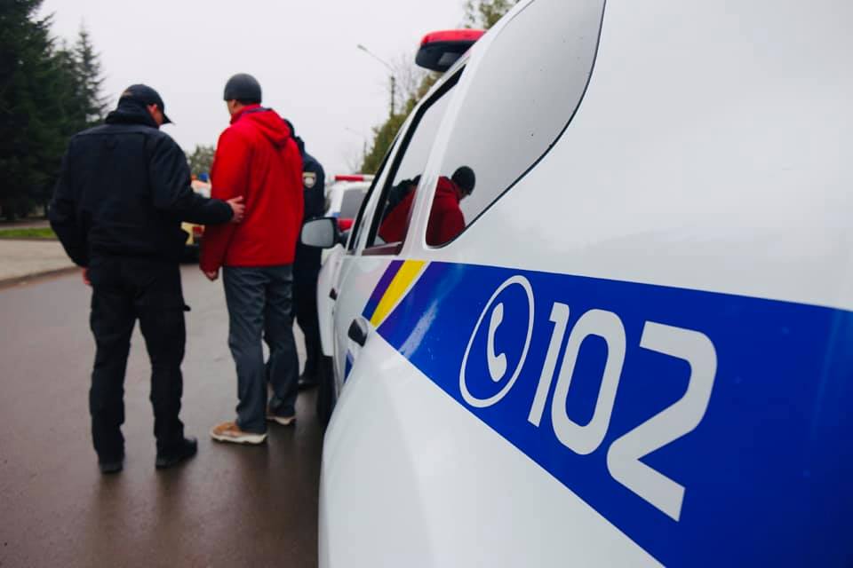Поліцейські затримали прикарпатця, який обікрав сусідський будинок