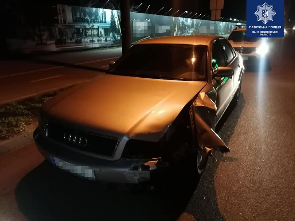 На Мазепи п’яний водій завалив стовп та втік з місця аварії: отримав 4 штрафи (ФОТО)