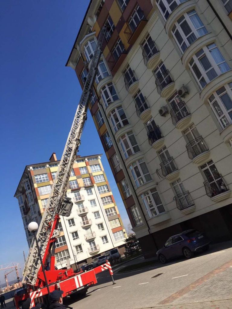 У Крихівцях півторарічна дитина зачинила маму у кімнаті. Допомогли рятувальники (ФОТО)