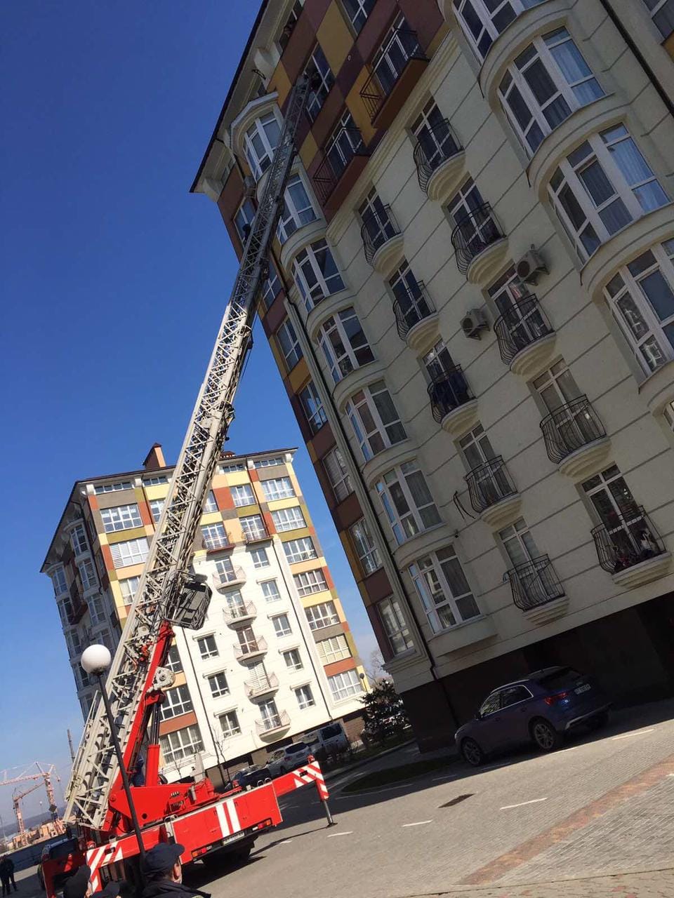 У Крихівцях півторарічна дитина зачинила маму у кімнаті. Допомогли рятувальники (ФОТО)
