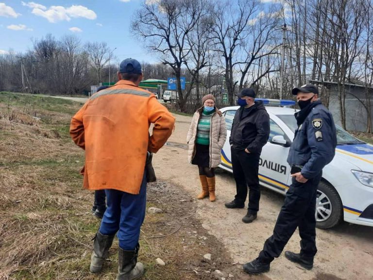 У Долині чоловік біля заправки палив суху траву (ФОТО)