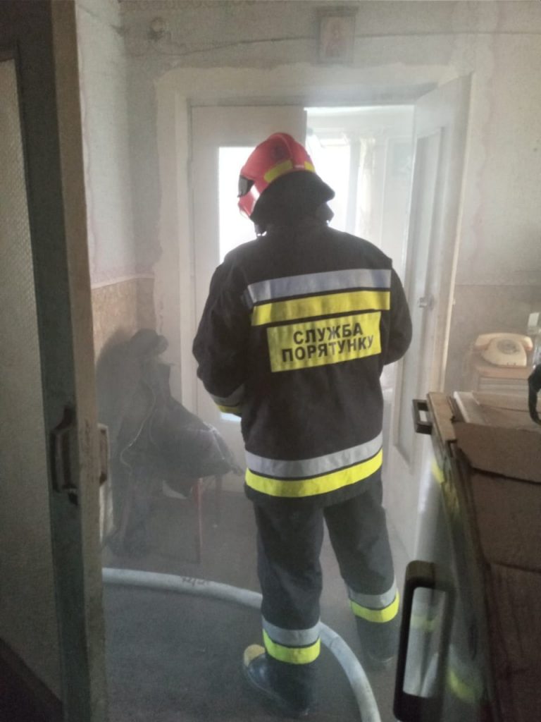 У Тлумачі з палаючого будинку рятувальники вивели трьох дітей