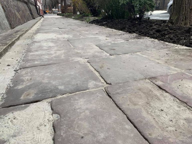 На вулиці Коперника поцупили історичну плитку (ФОТО)