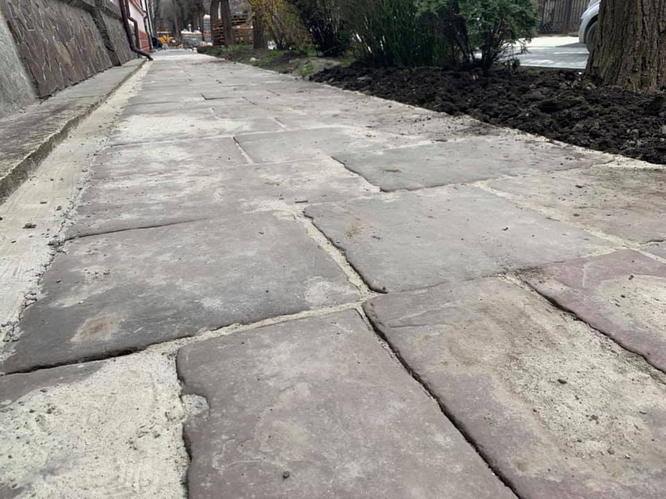 На вулиці Коперника поцупили історичну плитку (ФОТО)