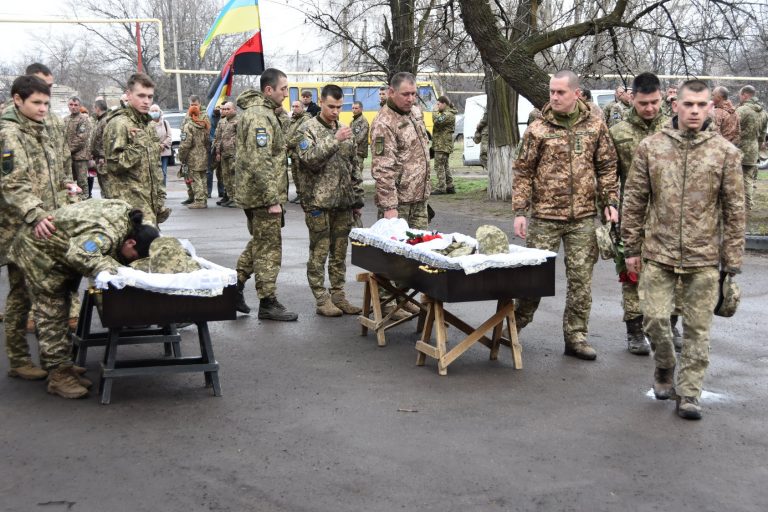 Бійці прикарпатської “десятки” попрощалися із двома загиблими побратимами (ФОТО)