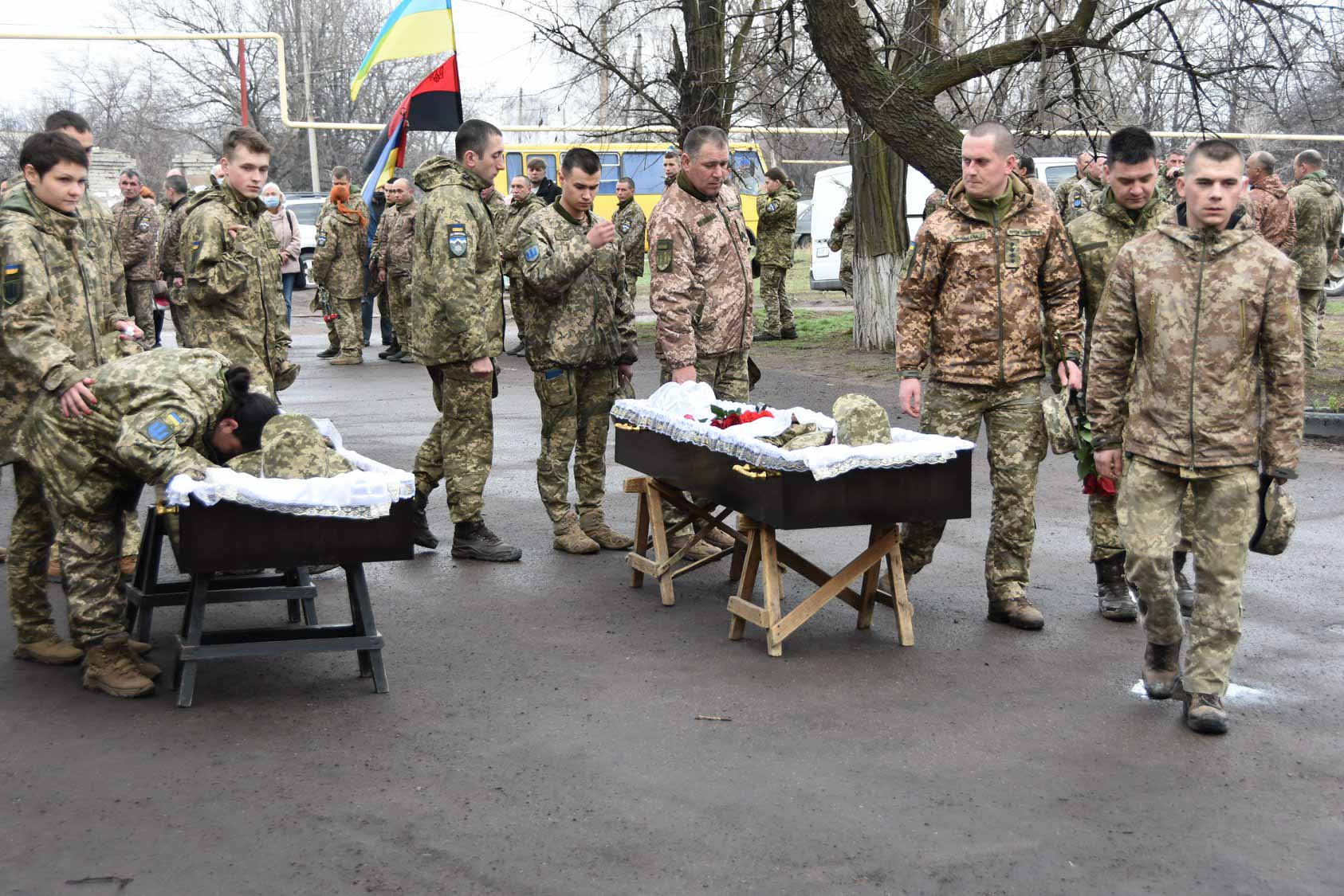 Бійці прикарпатської “десятки” попрощалися із двома загиблими побратимами (ФОТО)