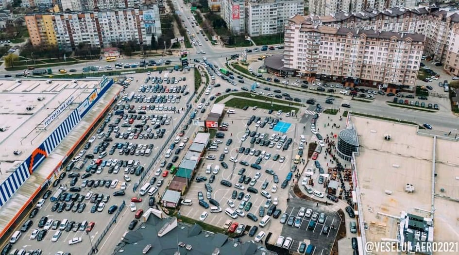 Доводиться стояти до години: через черги до McDonald’s у районі “Епіцентру” сильні затори (ФОТО)