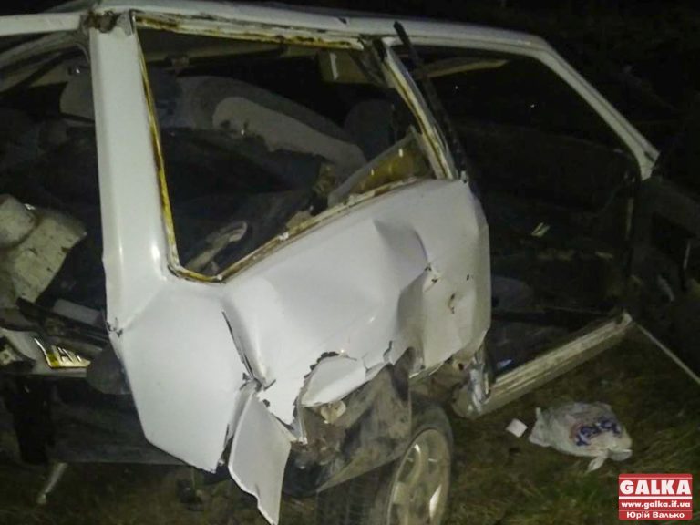 Під Франківськом п’яний водій врізався у припарковану машину – одна людина отримала важкі травми (ФОТО)