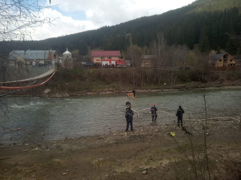 У Верховині посеред Черемошу застряг трактор – водія врятували бійці ДСНС (ФОТО)