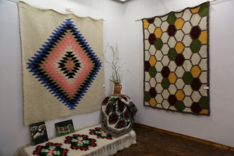 У Коломиї національний музей представив виставку робіт “берегинь ліжникарства” (ФОТО)