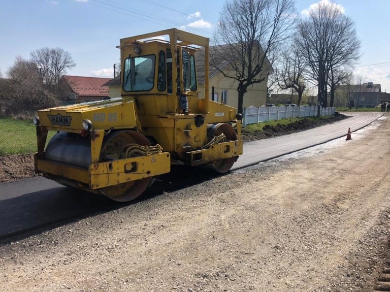 Франківські комунальники розпочали асфальтування дороги на Надвірнянщині (ФОТО)