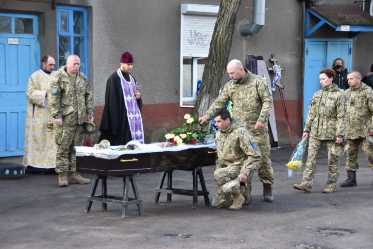 На щиті…Поховали вбитого окупантами бійця 10-тої коломийської бригади Олександра Луцика (ФОТО)