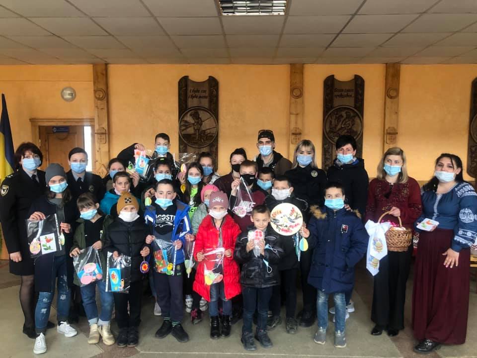 Ювенальні поліціянти разом із юними вихованцями обласного центру реабілітації вчилися декорувати писанки (ФОТО)