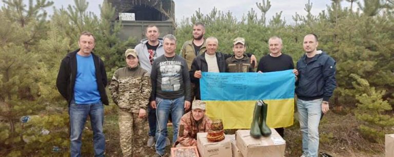 Прикарпатські волонтери будують на Донбасі каплички у гуцульському стилі (ФОТО)