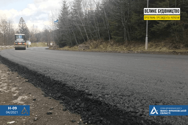 На дорозі держзначення у Ямній уклали вирівнюючий шар асфальтобетону (ФОТО)