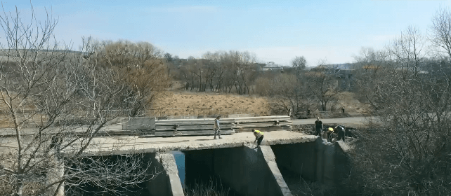 У селі на Рогатинщині капітально ремонтують міст (ВІДЕО)