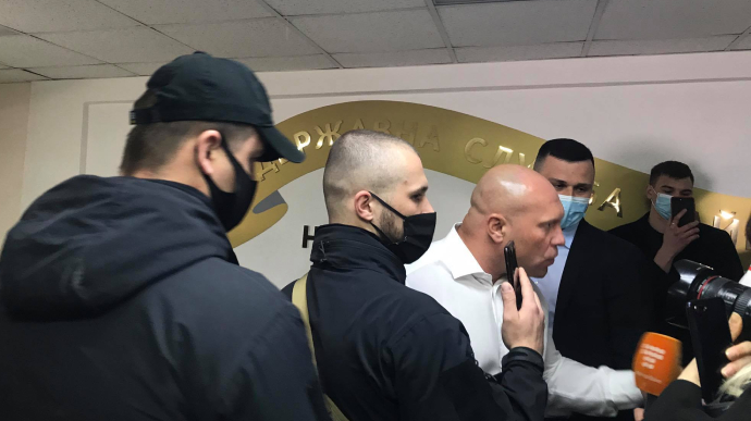 Нардеп Кива під наглядом “тітушок” захистив кандидатську: в мережі це не оцінили (ВІДЕО)