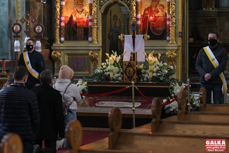 З поклоном замість цілувань: у франківських храмах вшановують святу плащаницю (ФОТО)
