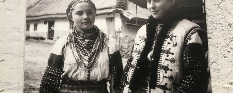Гуцульщина у 30-их роках: у Франківську відкрили виставку світлин Юліана Дороша (ФОТО)