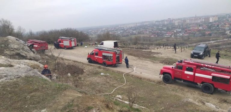 На Вовчинецьких горах лісівники спільно з вогнеборцями тренувалися гасити пожежу (ФОТО)