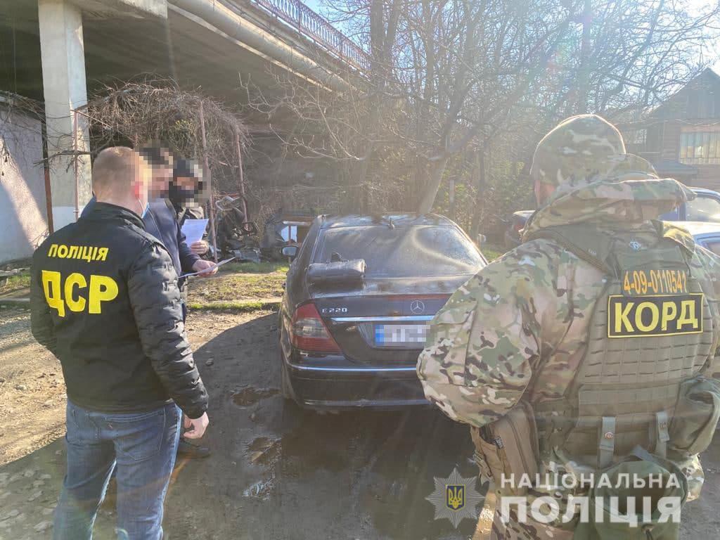 На Прикарпатті спіймали рекетирів, які вимагали понад шість тисяч доларів “боргу” в коломиянина (ФОТО)